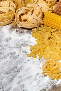 Можно есть сухие макароны