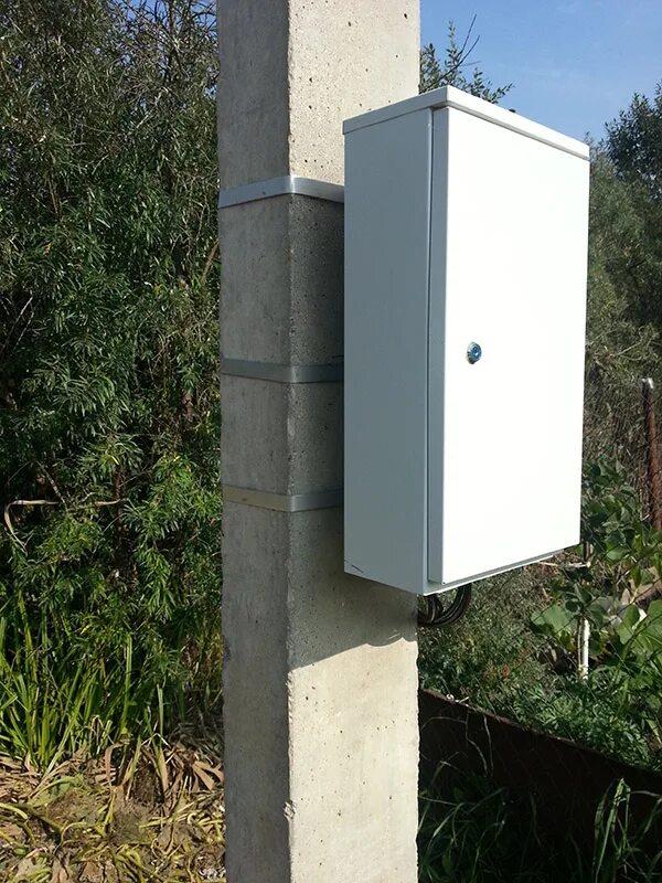 счетчик на столбе в снт. электросчетчик на улице. счетчик на улице электрический. вынос электросчетчиков на улицу. вынос электросчетчиков на улицу.