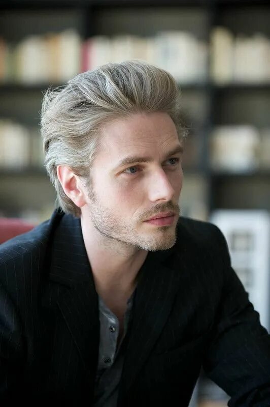 Брутальный блондин. Йохан урб с длинными волосами. Габриэль обри. Взрослые мужчины модели. Блондин.