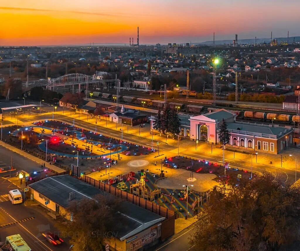 Город невинномысск является центром. Жд вокзал невинномысск. Город невинномысск является центром. Невинномысск площадь города. Невинномысск площадь города.
