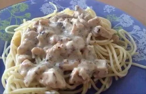 Макароны с подливкой без мяса. Карбонара в сливочном соусе. Спагетти с курицей в сливочном соусе. Подлив из сметаны к макаронам. Макароны с грибами и сметаной.