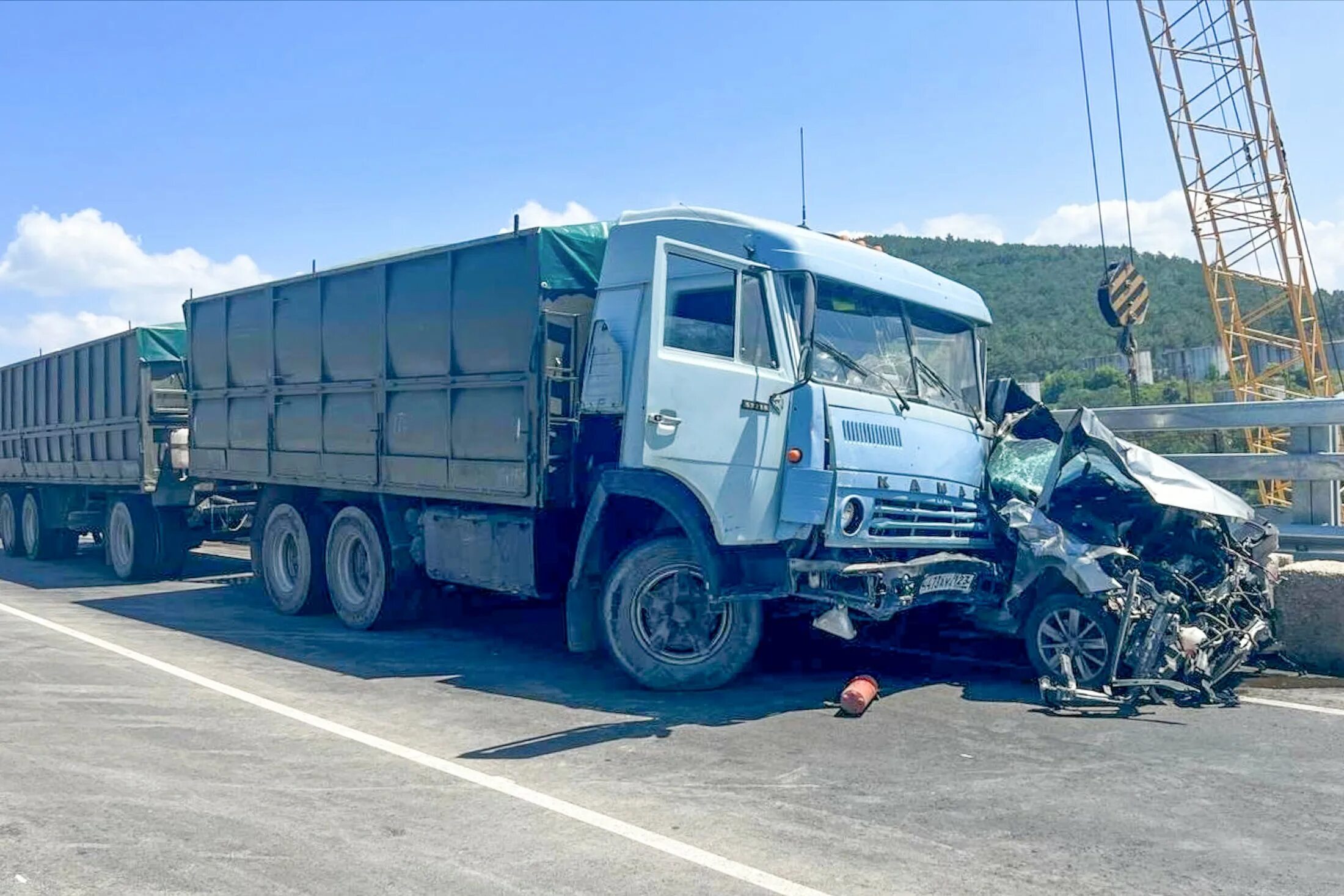 Машина разбилась видео. ДТП 4 августа 2022 в Крыму. Авария в Севастополе КАМАЗ.