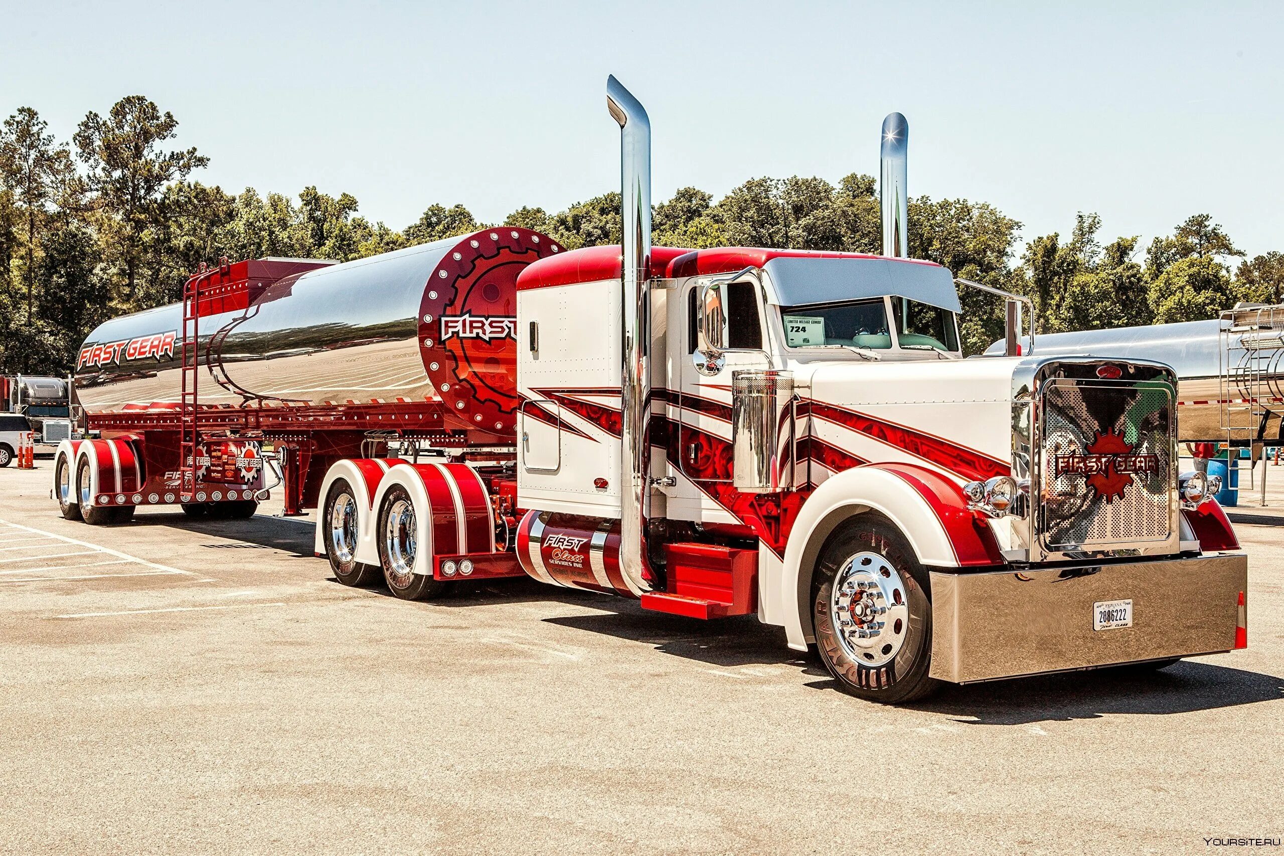 10 самых грузовиков. Грузовик Peterbilt 389. Американский грузовик Peterbilt. Петербилт Шлюмберже. Американские тягачи Петербилт.