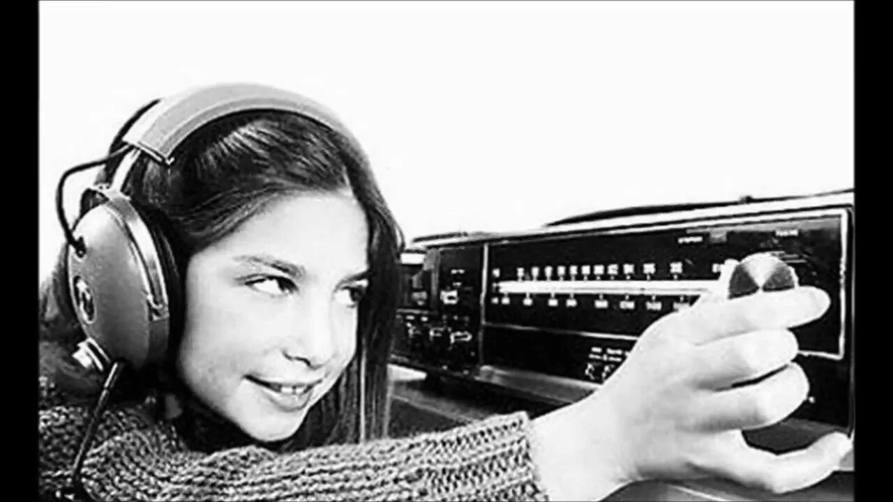 Наташа включила радио когда в выпуске. Музыкальные радиостанции. Человек с радиоприемником. Девушка с радиоприемником. Радио фото.