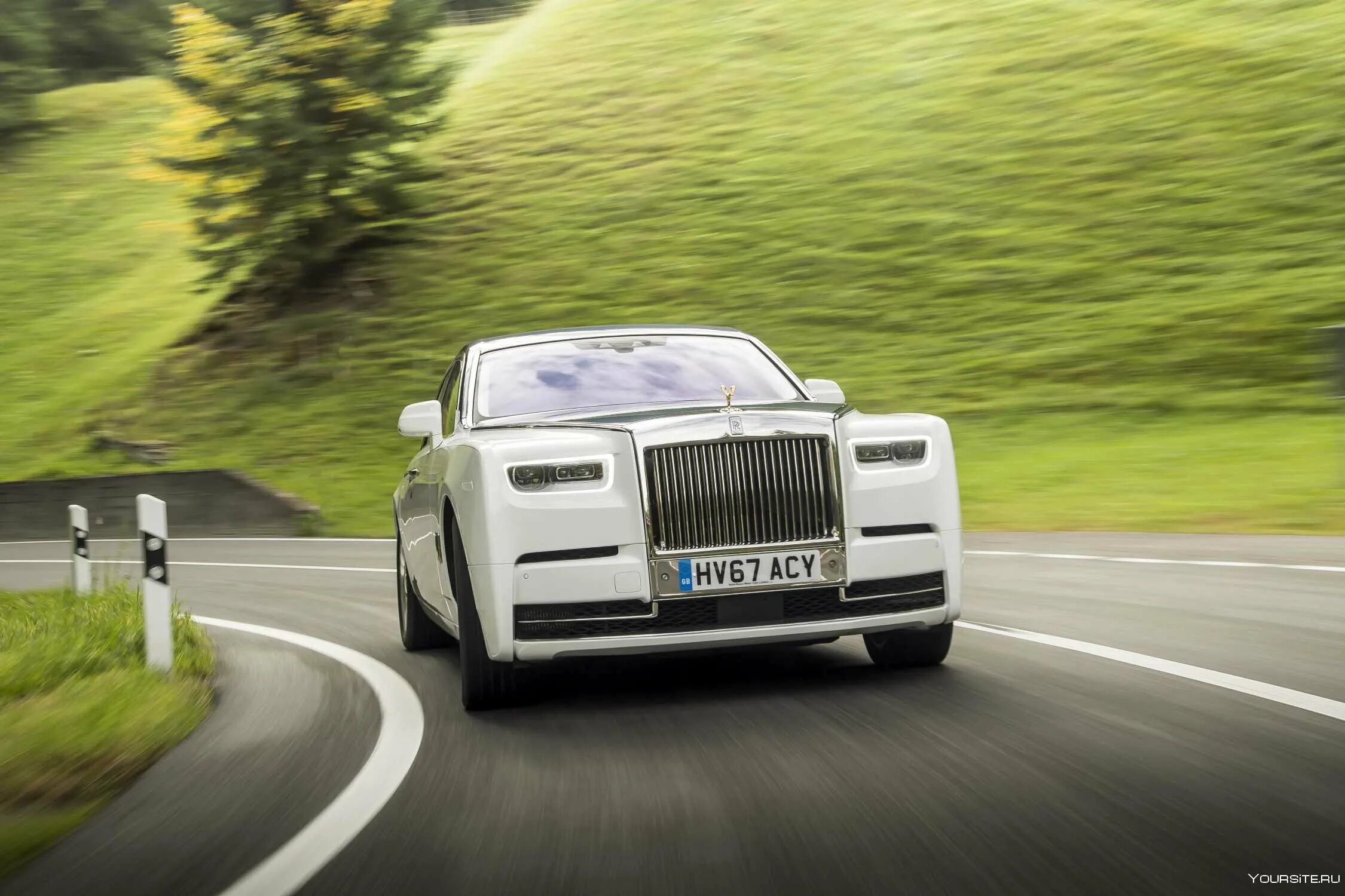 Белый роллс. Роллс Ройс 2023. Роллс Ройс Фантом. Роллс Ройс Фантом 2020. Rolls Royce Phantom 2023.