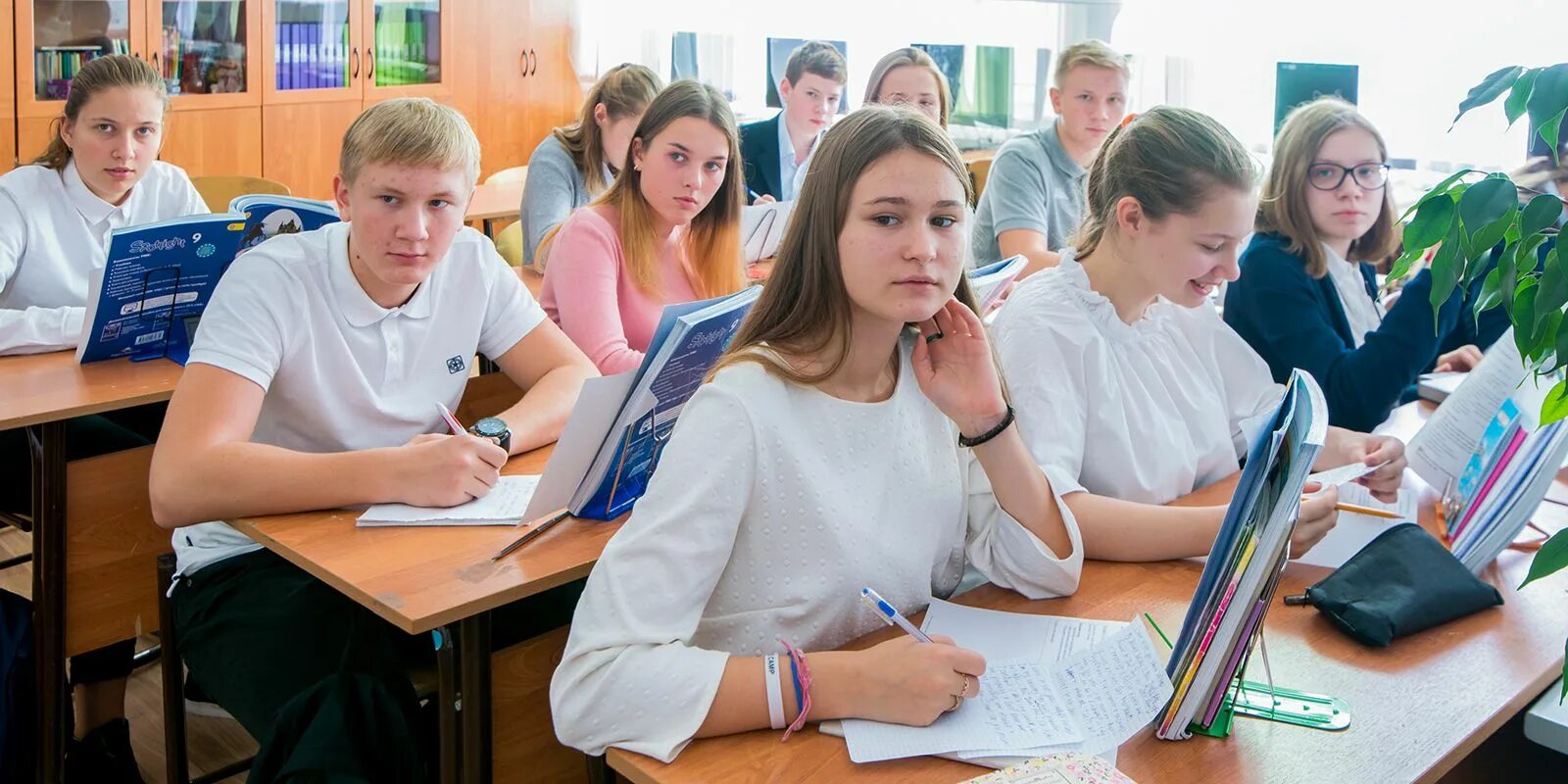 Старшеклассники в школе. Ученик старшеклассник. Ученик 11 класса. Занятия в школе старшеклассники. 11 класс урок 40