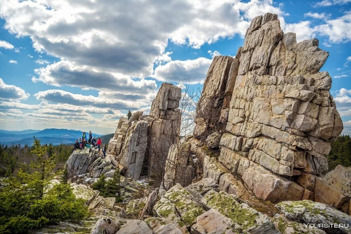 Гора юрма чертовы ворота. Как называется скала чертовы ворота. Юрма гора карабаш. Гора юрма таганай. Скалы юрма карабаш.
