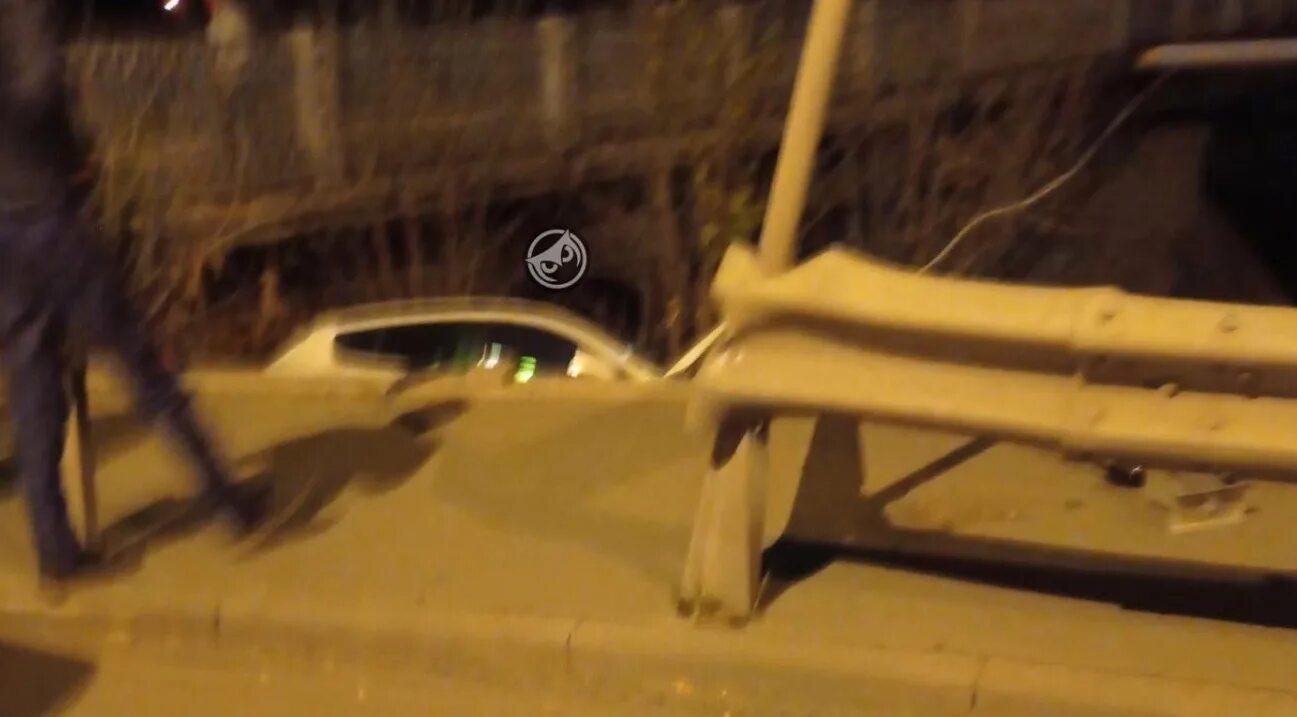 Авария с мостом в сша. Происшествия в Пензе 4 ноября. ДТП В Пензе в пятницу 13 на мосту. ДТП Пенза улица Вяземского упал с моста на машине.