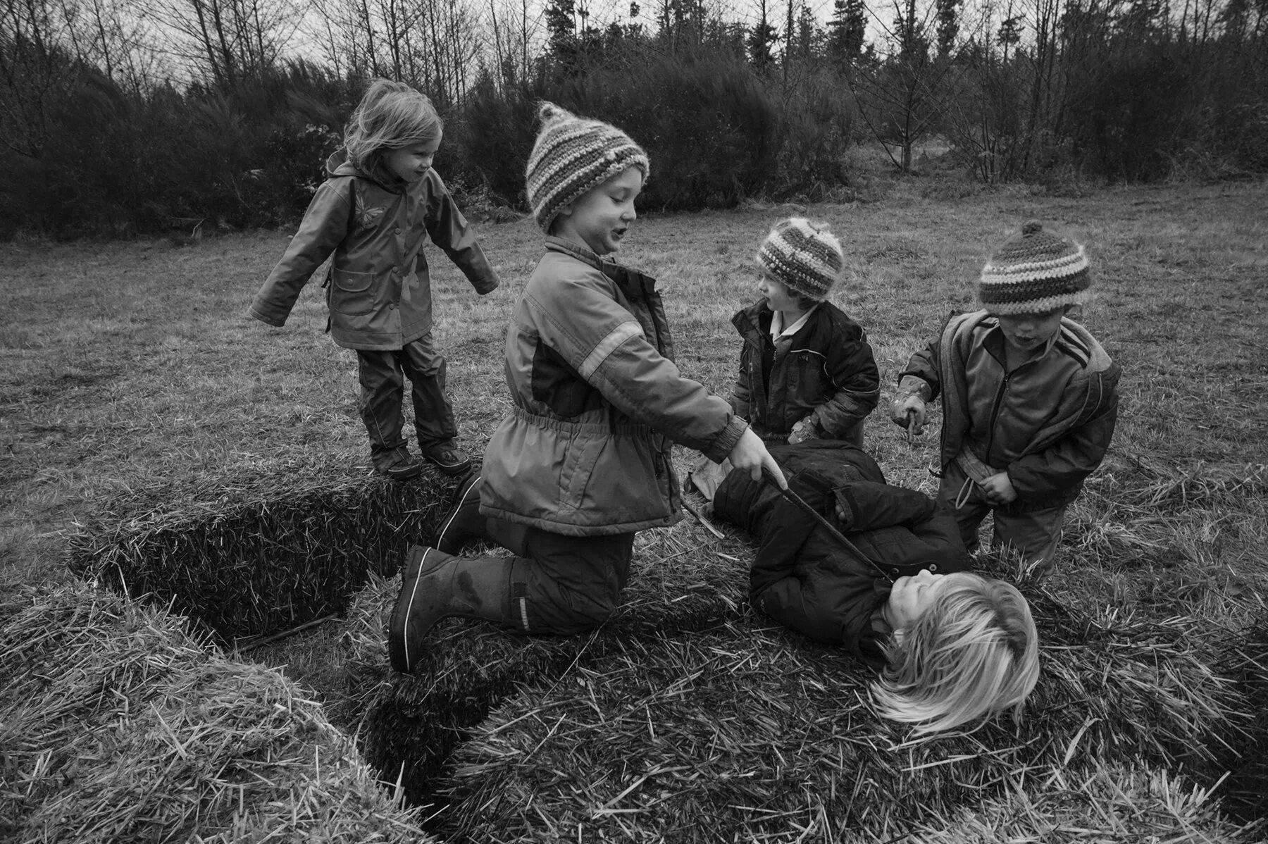 Игра войнушка для мальчиков. Дети играют в войну. Детство СССР войнушка. Мальчикам играющим в войну. Войнушка в детстве.