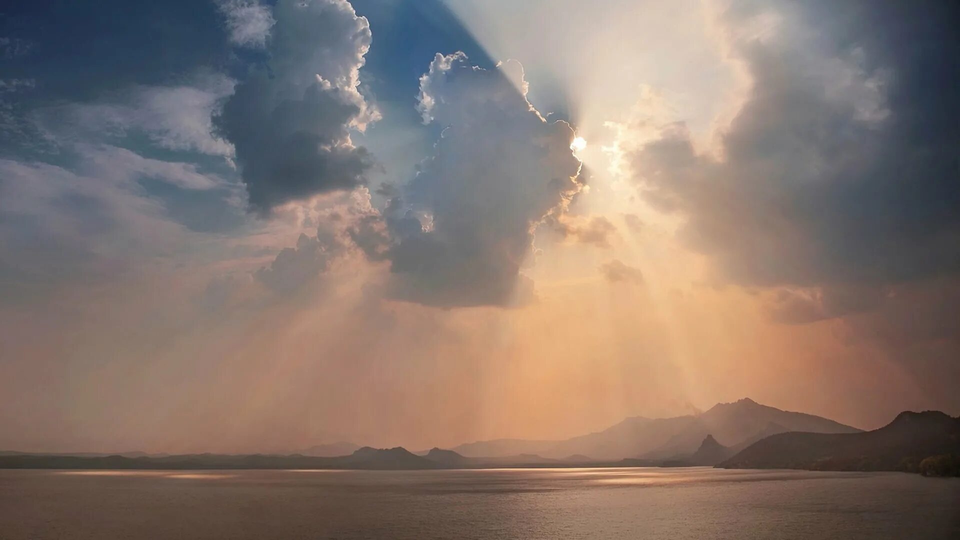 Небо закат. Небо солнце облака. Закатное небо после дождя. Красивое небо. Солнце в облаках.