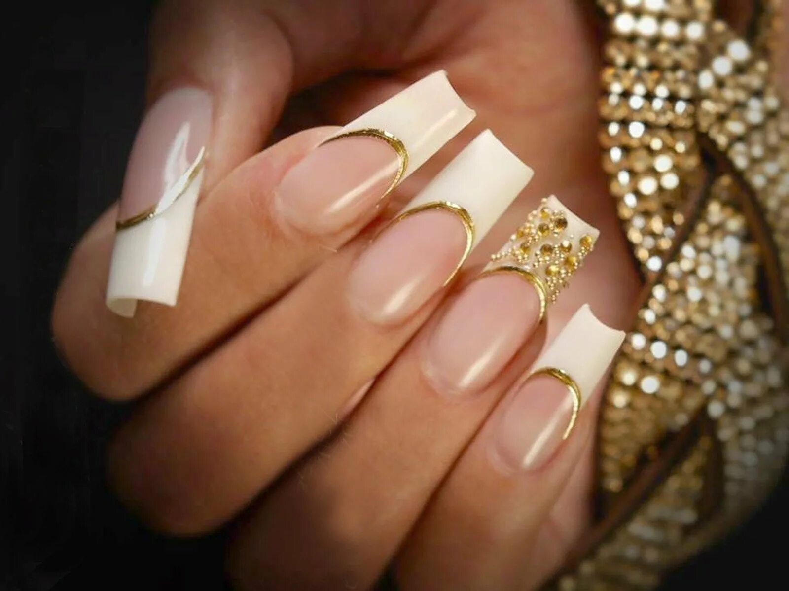 Дизайн ногтей белый золотой. Золотые ногти. Белый френч с золотом. Ногти белый френч с золотом. Маникюр золотой френч.