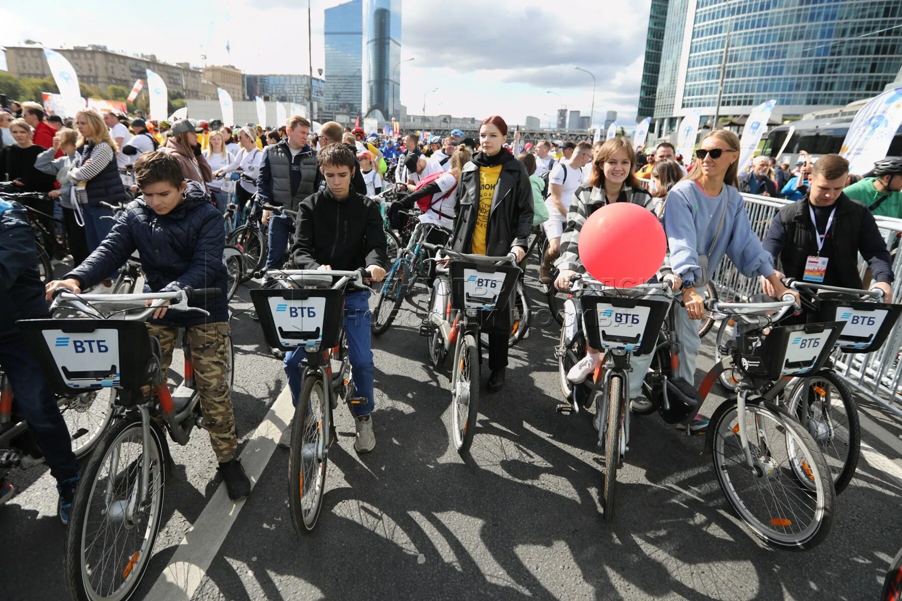 Московский осенний велофестиваль. Осенний Московский велофестиваль ВДНХ. Московский велофестиваль 2023. Известия Московский осенний велофестиваль. Московский велофестиваль 2024