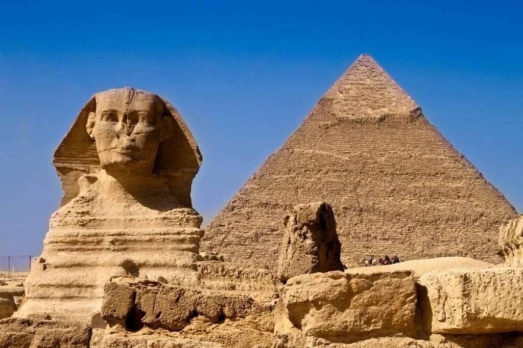Сфинкс египет. Сфинкс Хефрена. Пирамида Хефрена и сфинкс. Плато Гиза сфинкс. Большой сфинкс в древнем Египте.