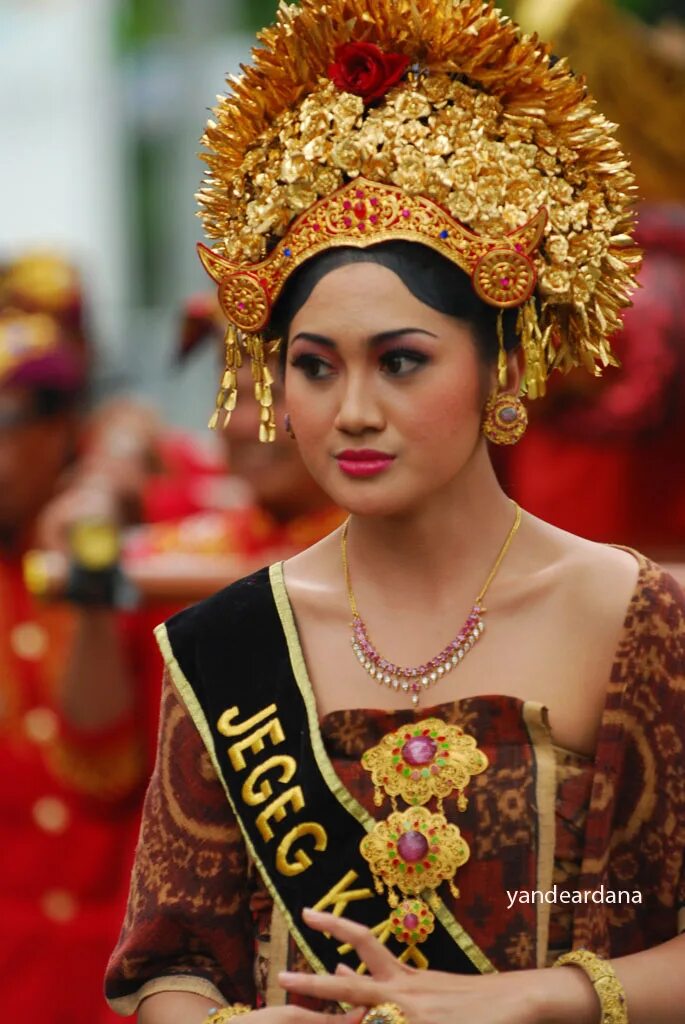 Bali hot. Bali beauty. балиин ская причёска фото. украшения бали на девушках красивые фото.