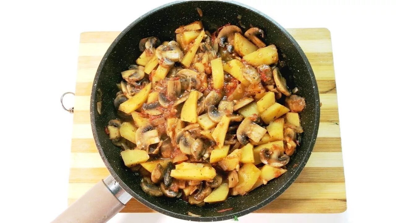 Шампиньоны рецепты быстро и вкусно на сковороде. Картошка с шампиньонами на сковороде. вкусные жареные шампиньоны на сковороде. шампиньоны с помидорами на сковороде. картофель с помидорами и грибами на сковороде.