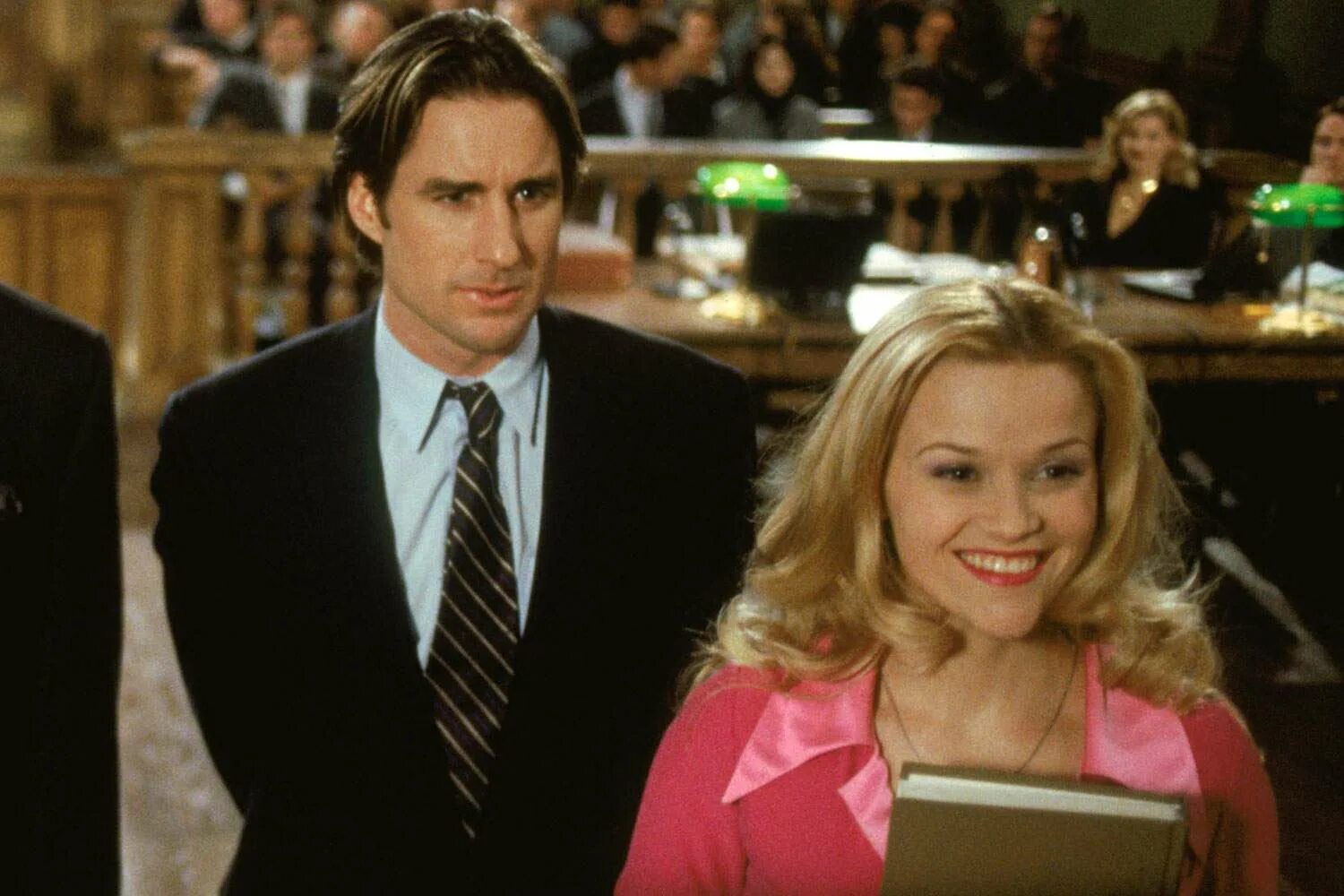 Blonde scene. Legally blonde, 2001. Люк Уилсон блондинка в законе 2. Эль Вудс блондинка в законе. Риз Уизерспун и люк Уилсон.