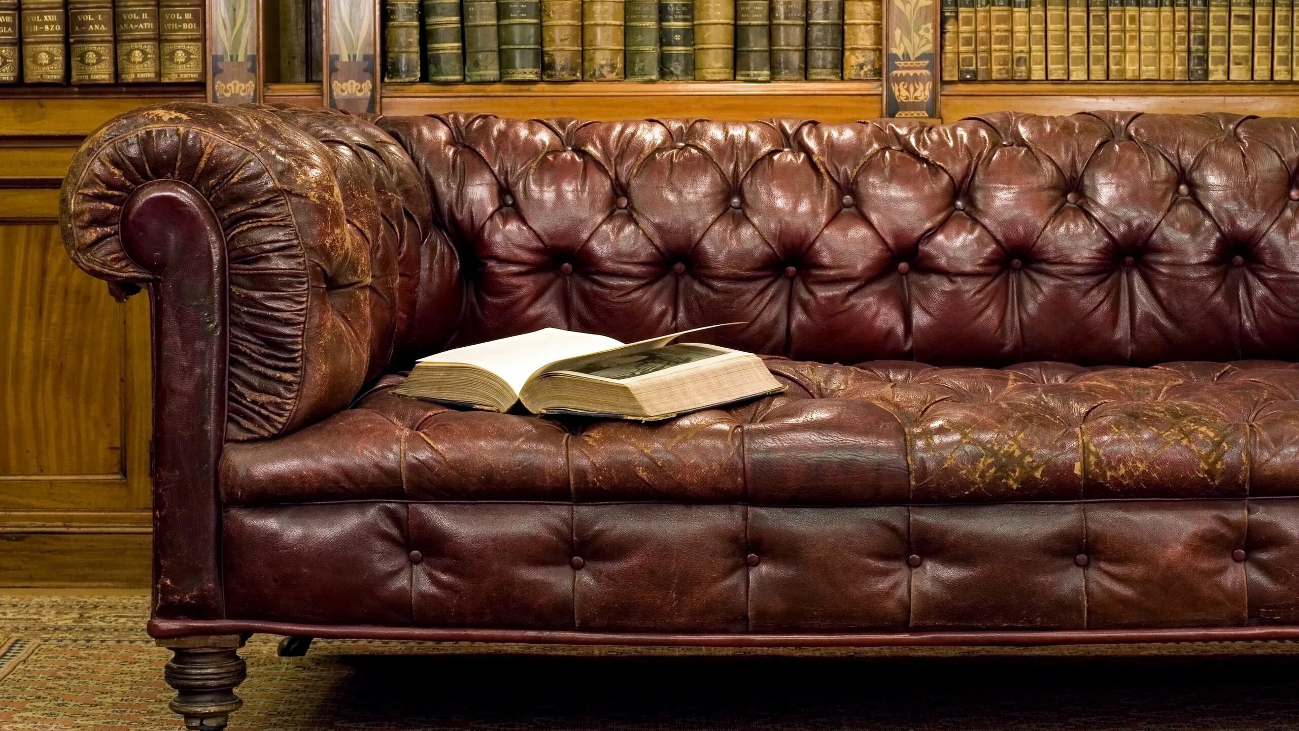 Старина диван. Мягкая мебель Британика кожаная. Кожаный диван Британика Солсбери. Старинный кожаный диван. Старый кожаный диванчик.