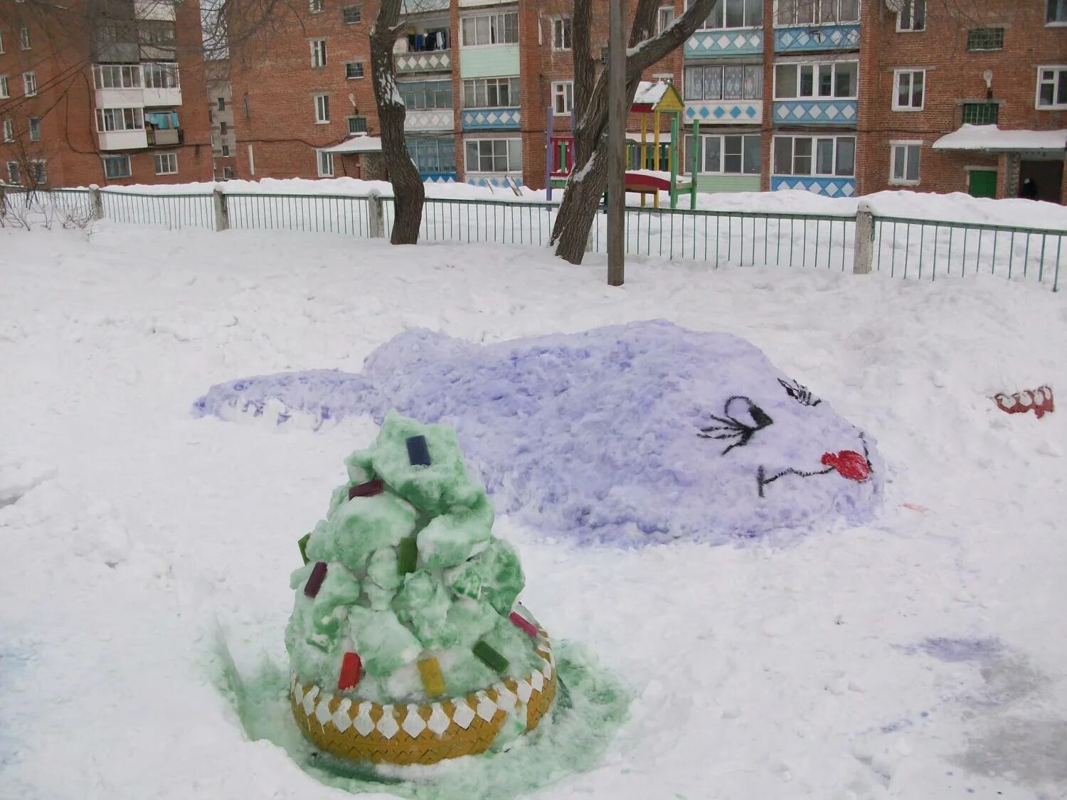 постройки из снега в детском саду. снежные постройки в детском саду на участке. снеговые фигуры для детского сада. снежные постройки в садике. снежные фигуры в садике.