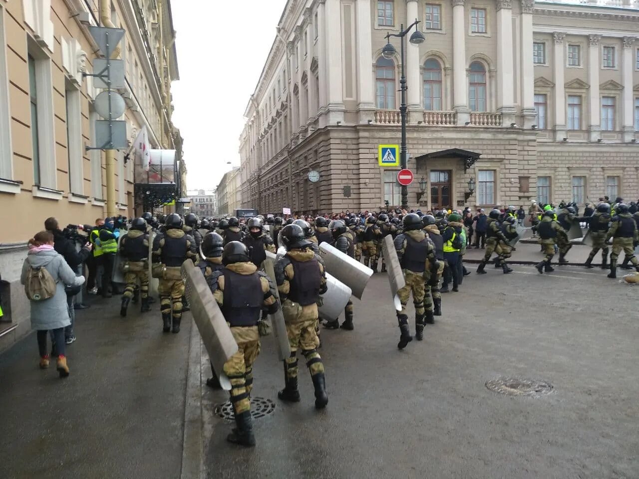 Хлопки в петербурге сегодня. Протесты у Кремля. События СПБ. Демонстрация 66 а Питер. Санкт-Петербург сегодня.