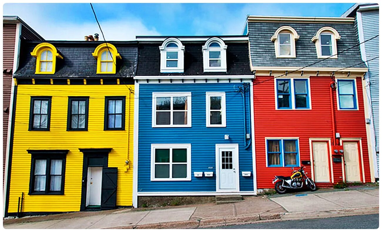Желто синий домик. Разные цвета домов. Дом с желтым фасадом. Цветные фасады домов. Окрашенные фасады домов.