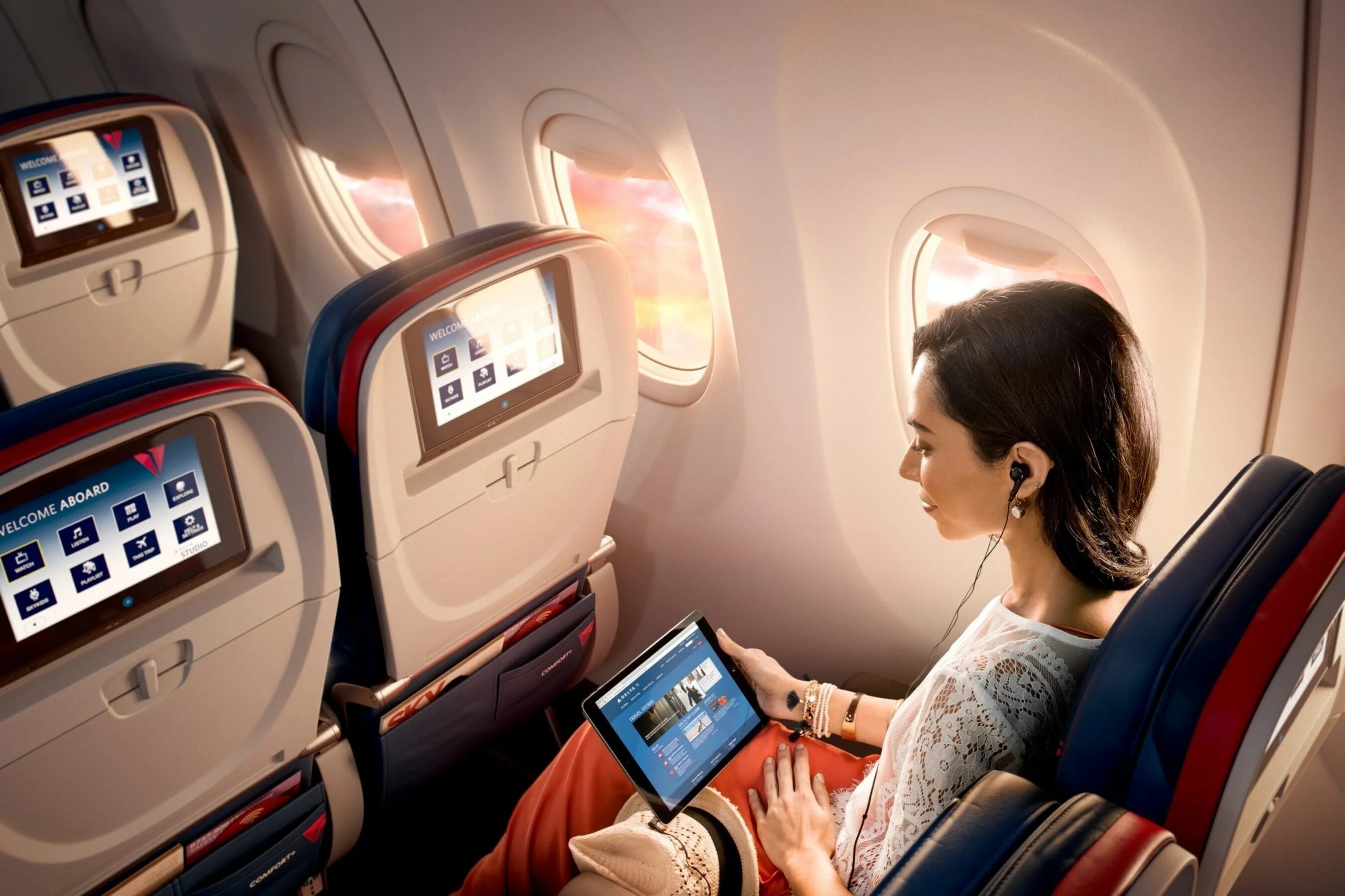 В самолетах можно зарядить телефон. Развлечения в самолете. Телевизор в самолете. Развлечения на борту самолета. Телевизор сам.