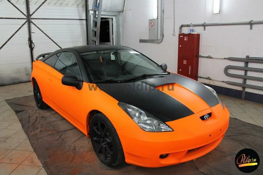 Жидкая резина пластидип артикул. Toyota celica оранжевый 2022. Жидкая резина plasti dip. Красный пластидип. Диски хамелеон на белой машине.
