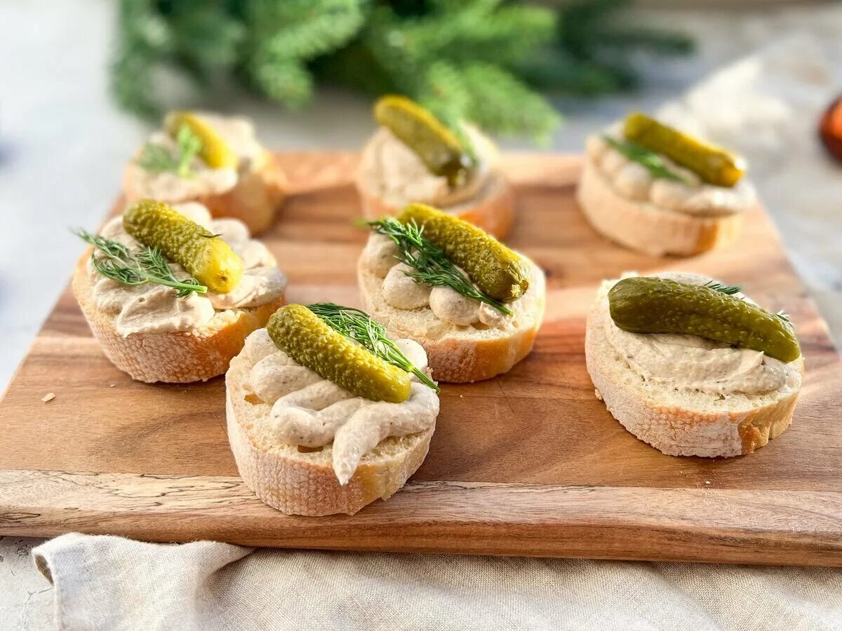 Паштет шпротный домашний. Валован французский. Паштет из шпрот с яйцом и плавленным. Паштет со шпротами. Паштет на хлебе.