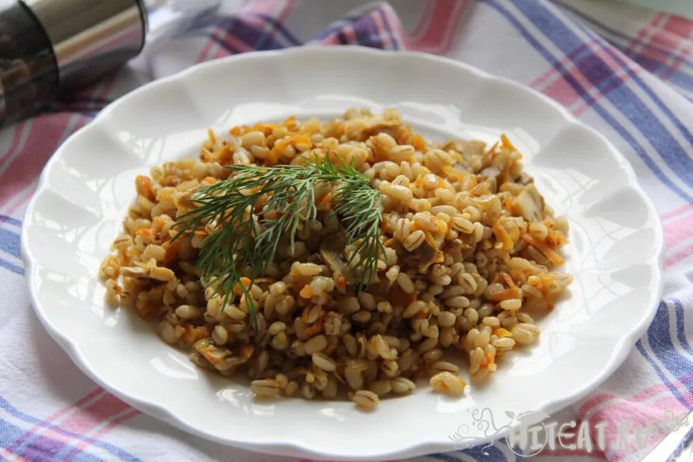 каша перловая с грибами и луком. перловая каша с грибами и луком и морковью. перловка с грибами и луком. перловка с грибами и луком. перловка с грибами и луком.