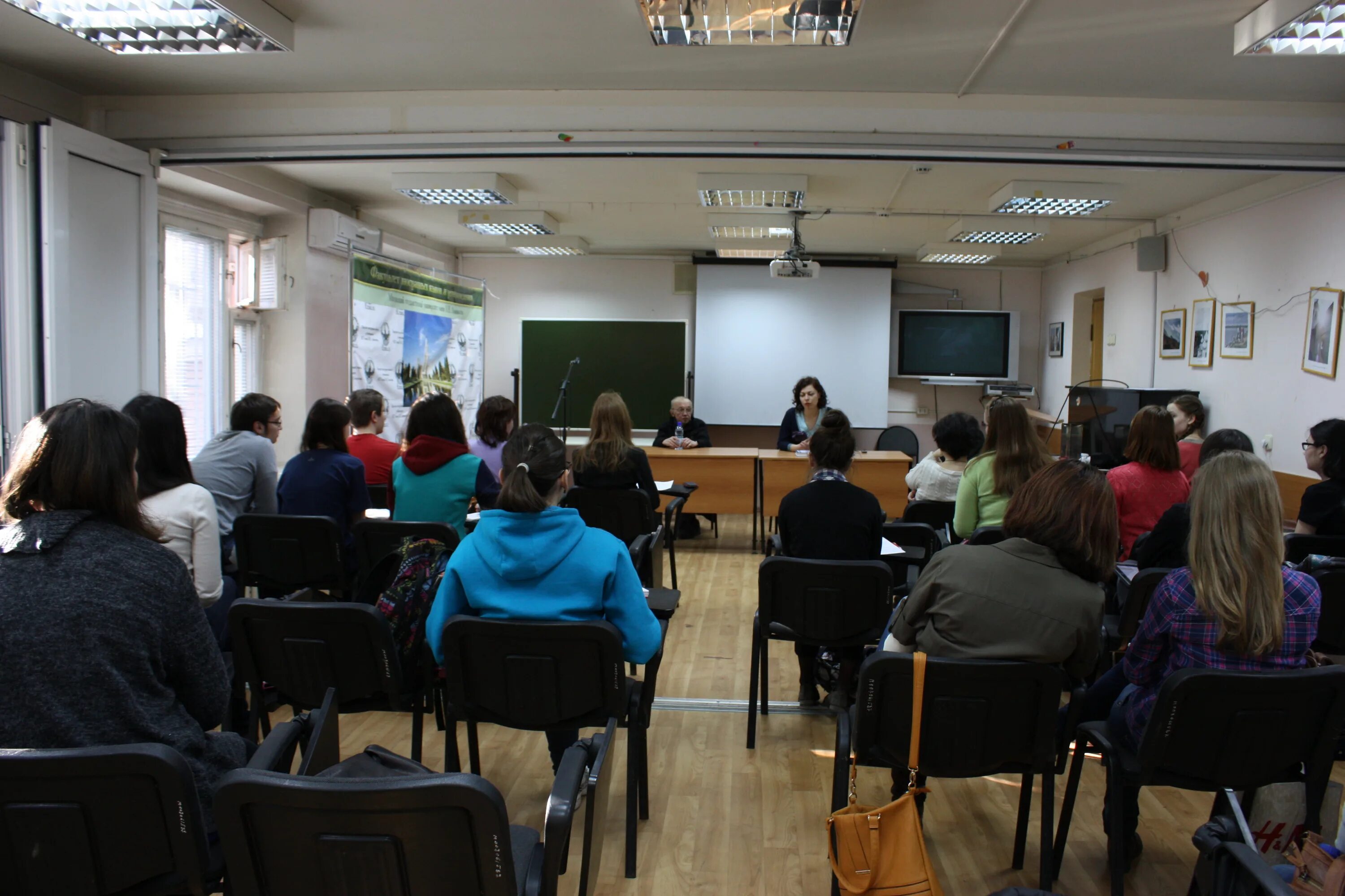 Пгу им ломоносова иняз 2006. Фияр мгу здание. Факультет иностранных языков и регионоведения мгу. Мгу иностранные языки и регионоведение. Ломоносова.