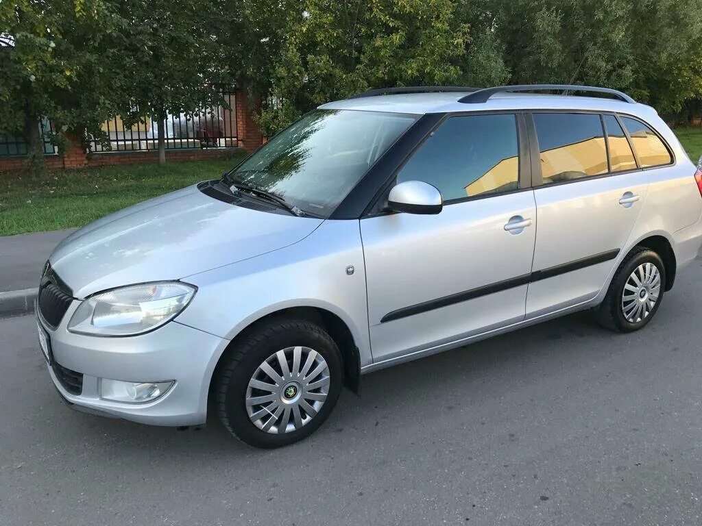 Фабия универсал 1.4. Skoda Fabia 2011 универсал. Skoda Fabia 2010 универсал. Шкода Фабия универсал 1.4. Skoda Fabia 1.4 МТ универсал.