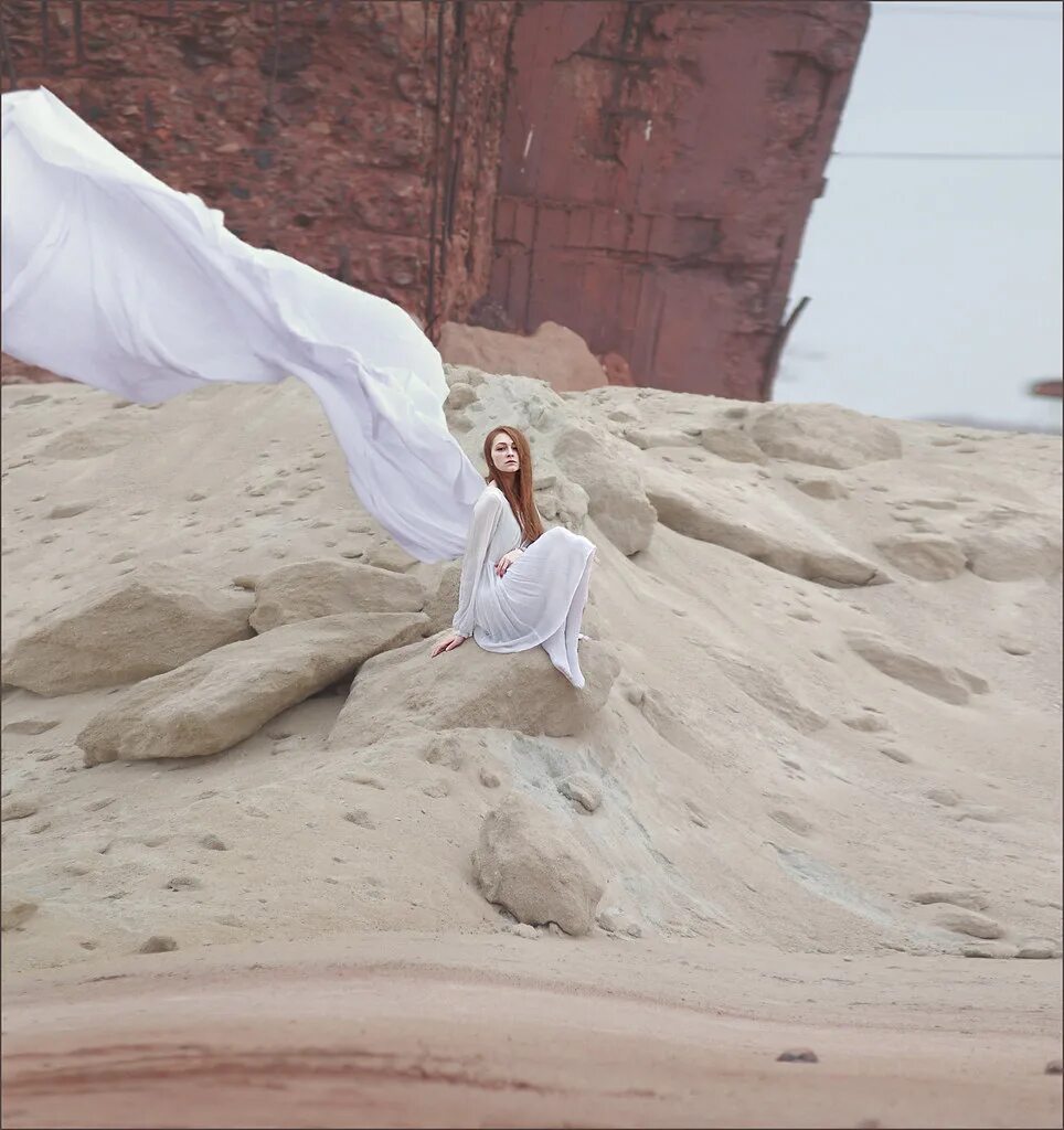 Девушка на песке. Фотосессия в песчаных карьерах. Образ для фотосессии в пустыне. Фотосессия с тканью на пляже. Невероятно нравится