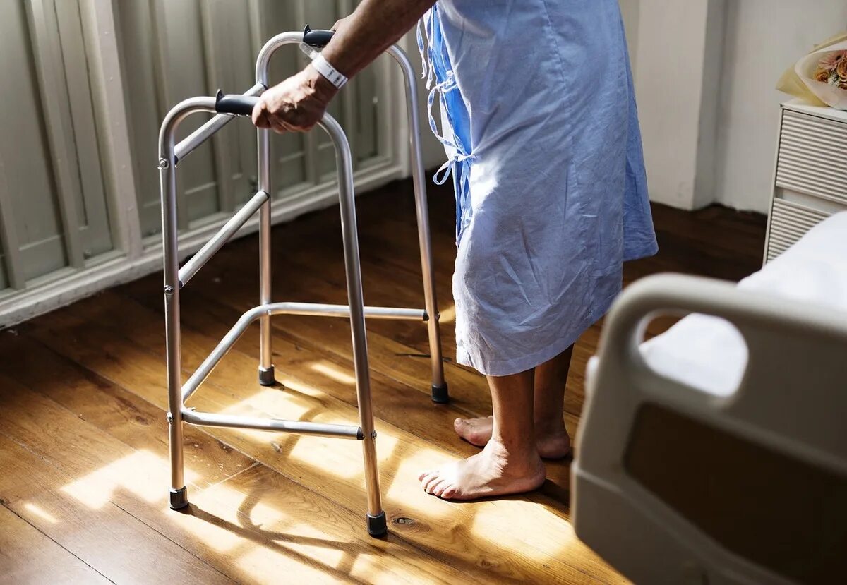 Человек с ходунками. Костыли ходунки для инвалидов. Ходунки для пожилых людей для вставания с кровати. Ходунки в больнице.