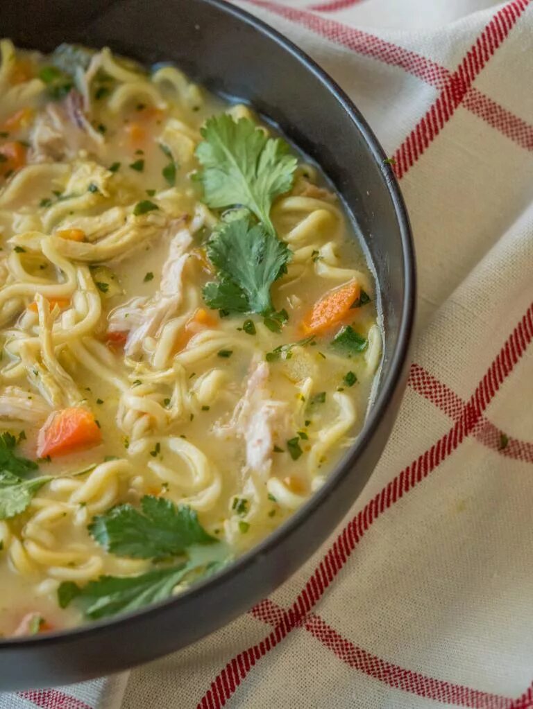 Суп паста с курицей. Суп с макаронами. Суп с макаронными изделиями. Куриный суп с макаронами. Суп со спагетти.