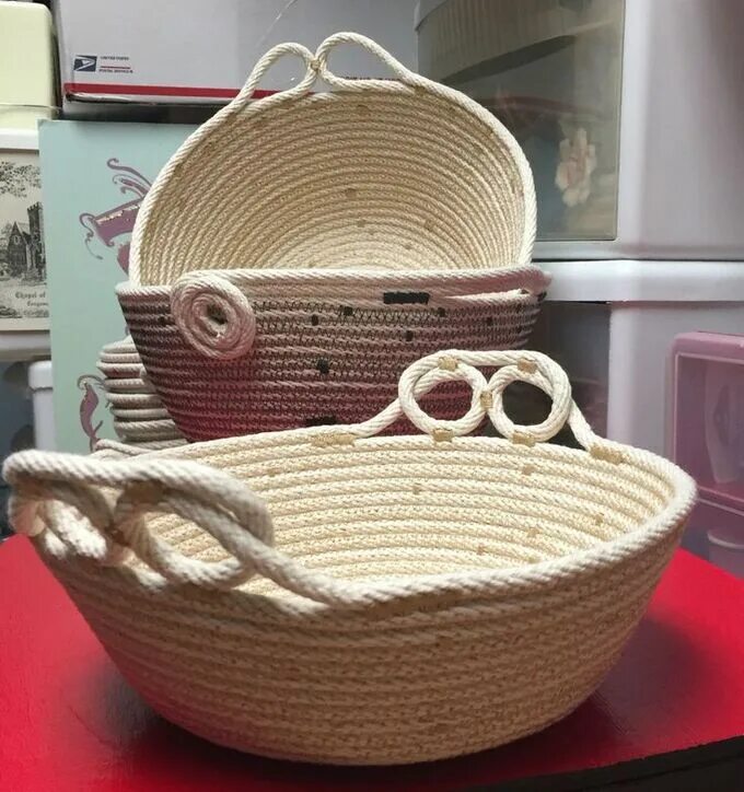 Плетеная корзина из джута. Корзина из бечевки. Сделать корзину из веревок. Корзинка из веревки. Корзинка из бечевки.