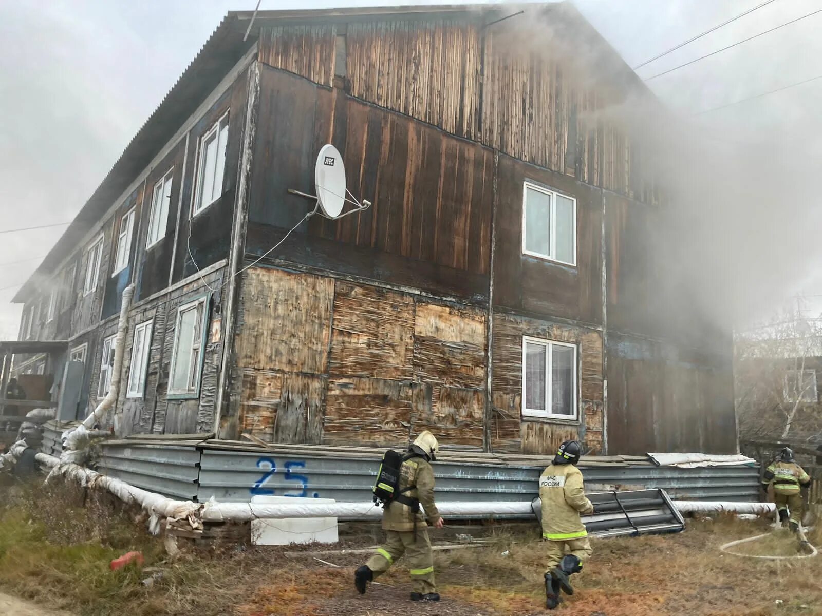 Пожар в здании. Дом после пожара. Пожары в Якутии. Сгорел жилой дом.