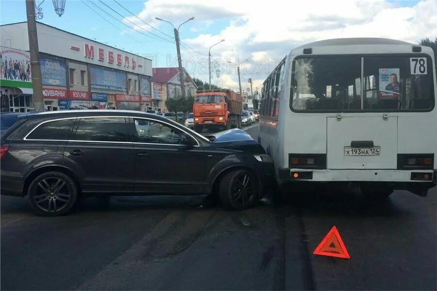 Остановки 49 автобуса красноярск. 49 Автобус Красноярск. Автобус 27 Красноярск. Красноярск Рэкстон и Ауди стрельба. Водитель «Волги» на правобережье Красноярска врезался в МАЗ.