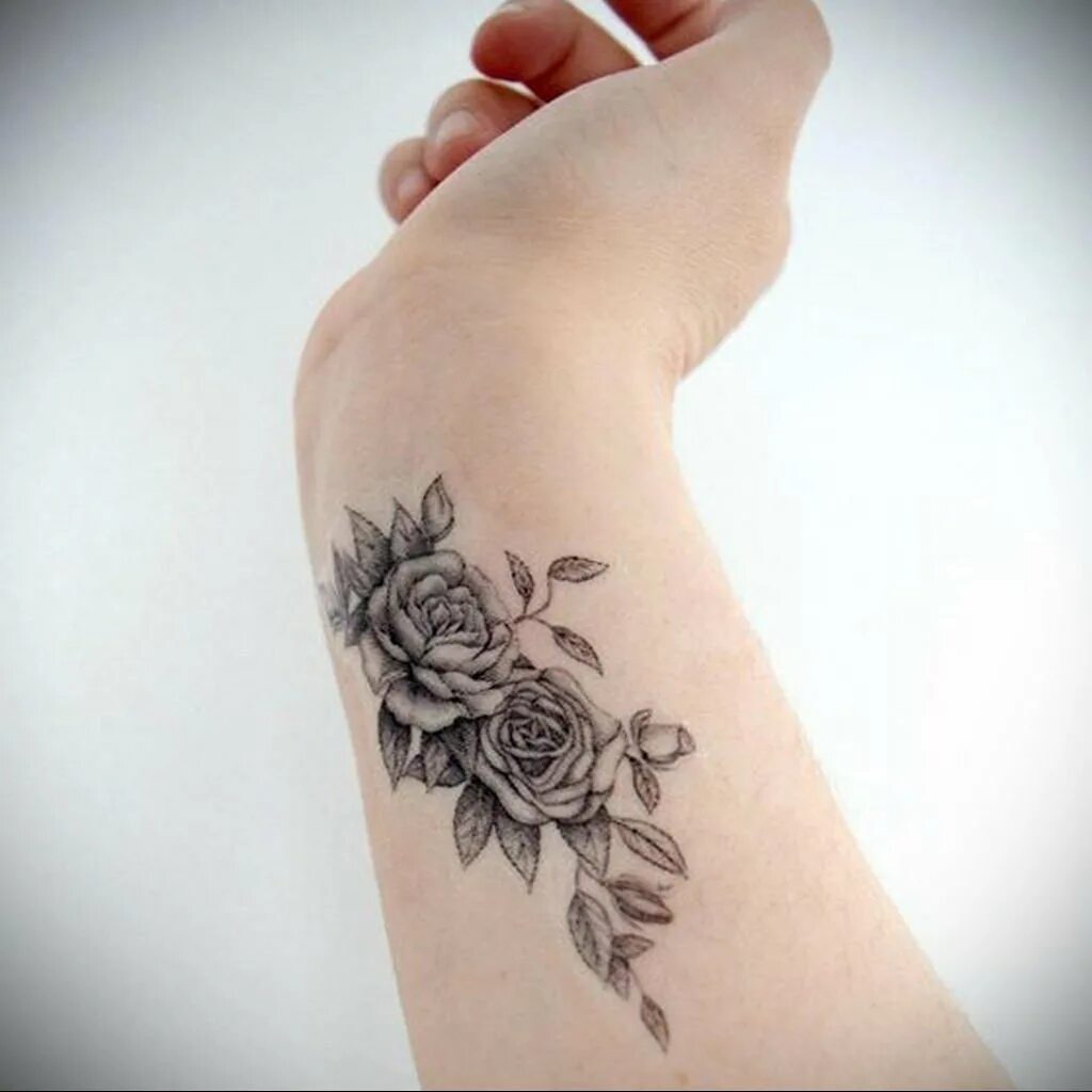 Татуировки для девушек. Татуировки женские на руке. Тату цветы на запястье. Тату цветы на руке для девушек.
