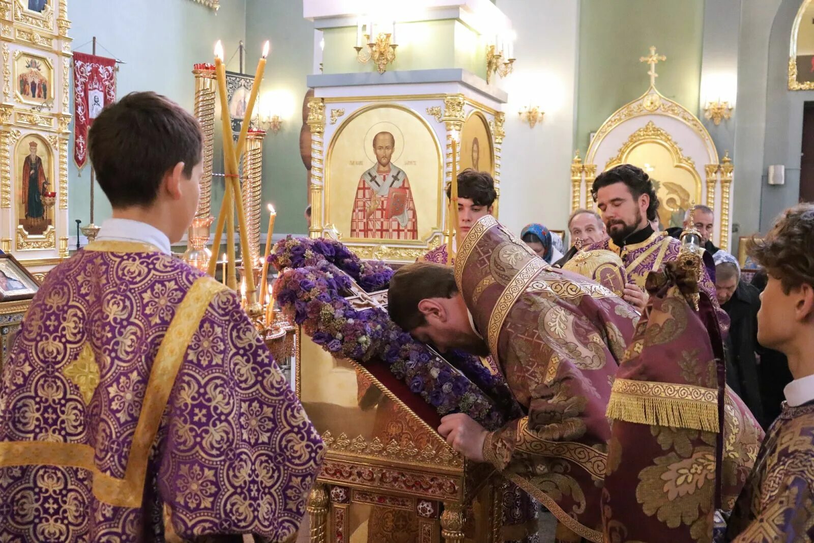 Литургия воздвижения креста. Воздвижение креста господня богослужение. облачение священника на воздвижение креста господня на литургии. с праздником воздвижения креста. праздник крестовоздвижения 2025.