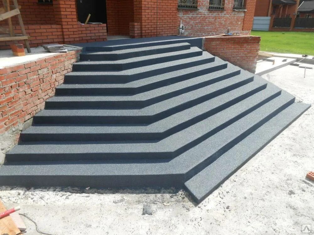 Резиновое антискользящее покрытие на ступени крыльца. Покрытие для крыльца. Нескользкое крыльцо. Противоскользящее покрытие на крыльцо. Плитка на крыльцо и ступени нескользкая.