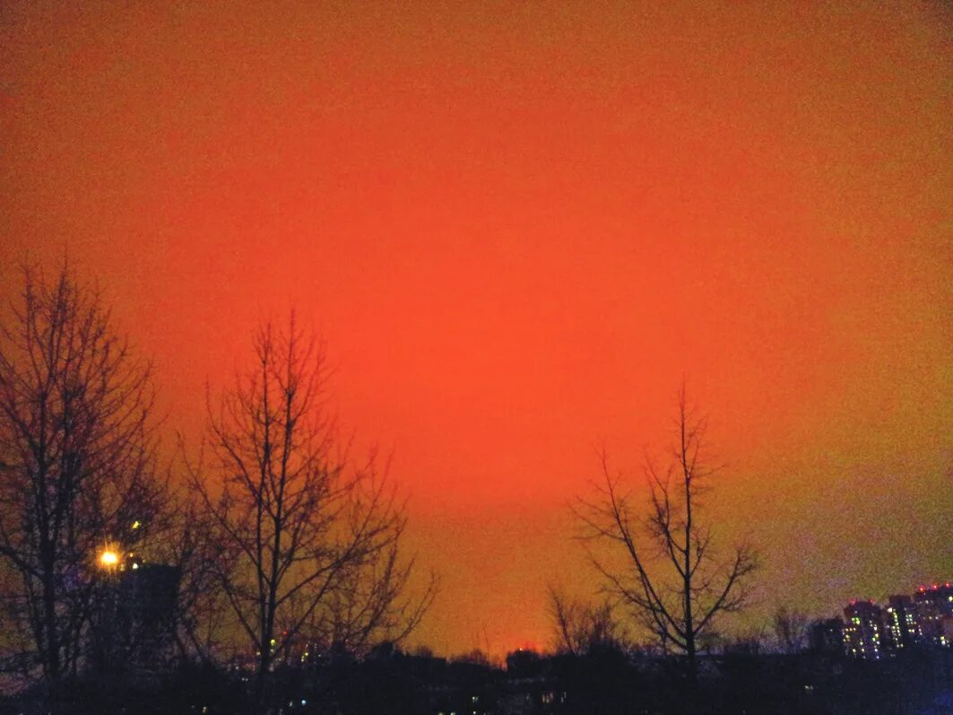 Почему ночь желтая. Оранжевое небо ночью. Оранжевое ночное небо. Оранжевая ночь. Красное небо зимой ночью.