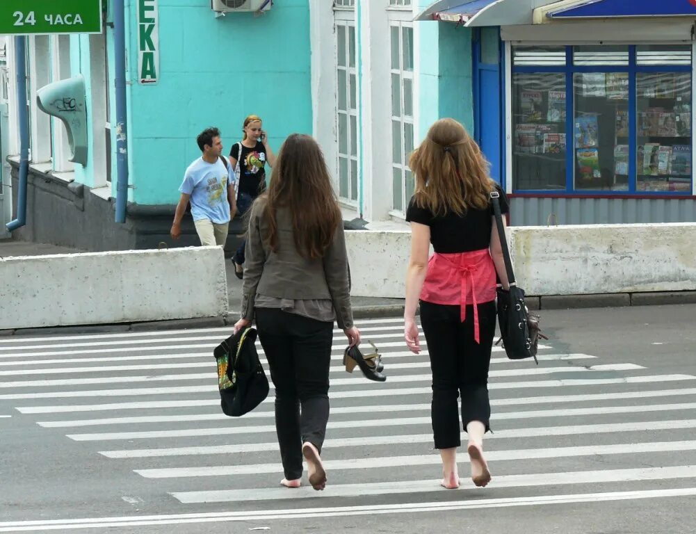 Девушки босиком на улице. Босиком в городе. Босые девушки в городе. Босая в городе.