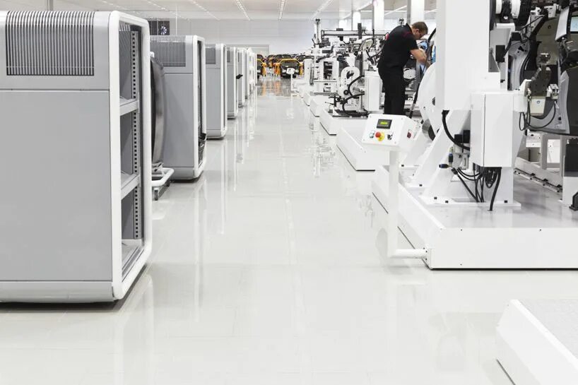 Inside factory. Производственный центр mclaren в уокинге. производственный центр макларен. factory inside. production center модельное.