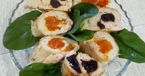 Куриный рулет с черносливом и курагой