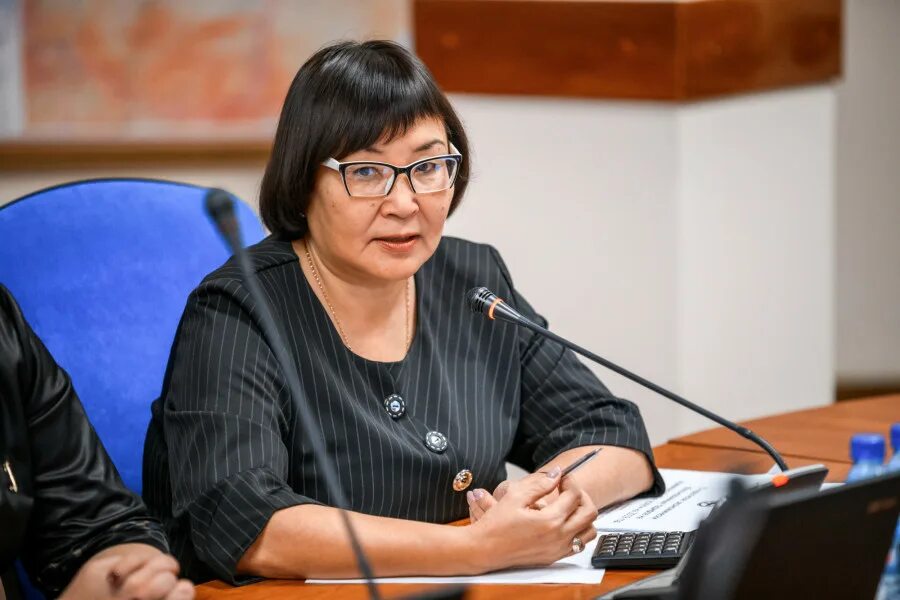 Винокурова антонина борисовна. Секретариат депутатских объединений. Антонина винокурова госкомцен. Антонина винокурова якутск. Депутат ил тумэн володя-якут базаров.