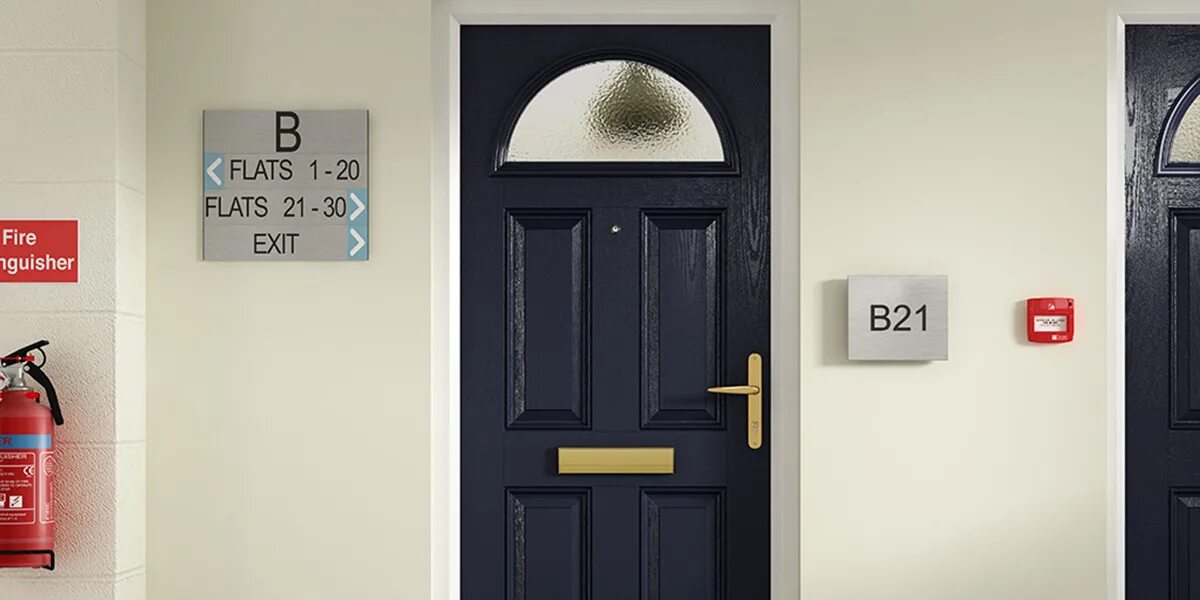 Call my door. Заходит в дверь креатив. Постучаться в дверь. Девушка открывает дверь. Девушка входит в дверь.
