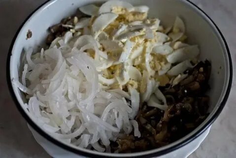 Салат с баклажанами яйцом и маринованным луком