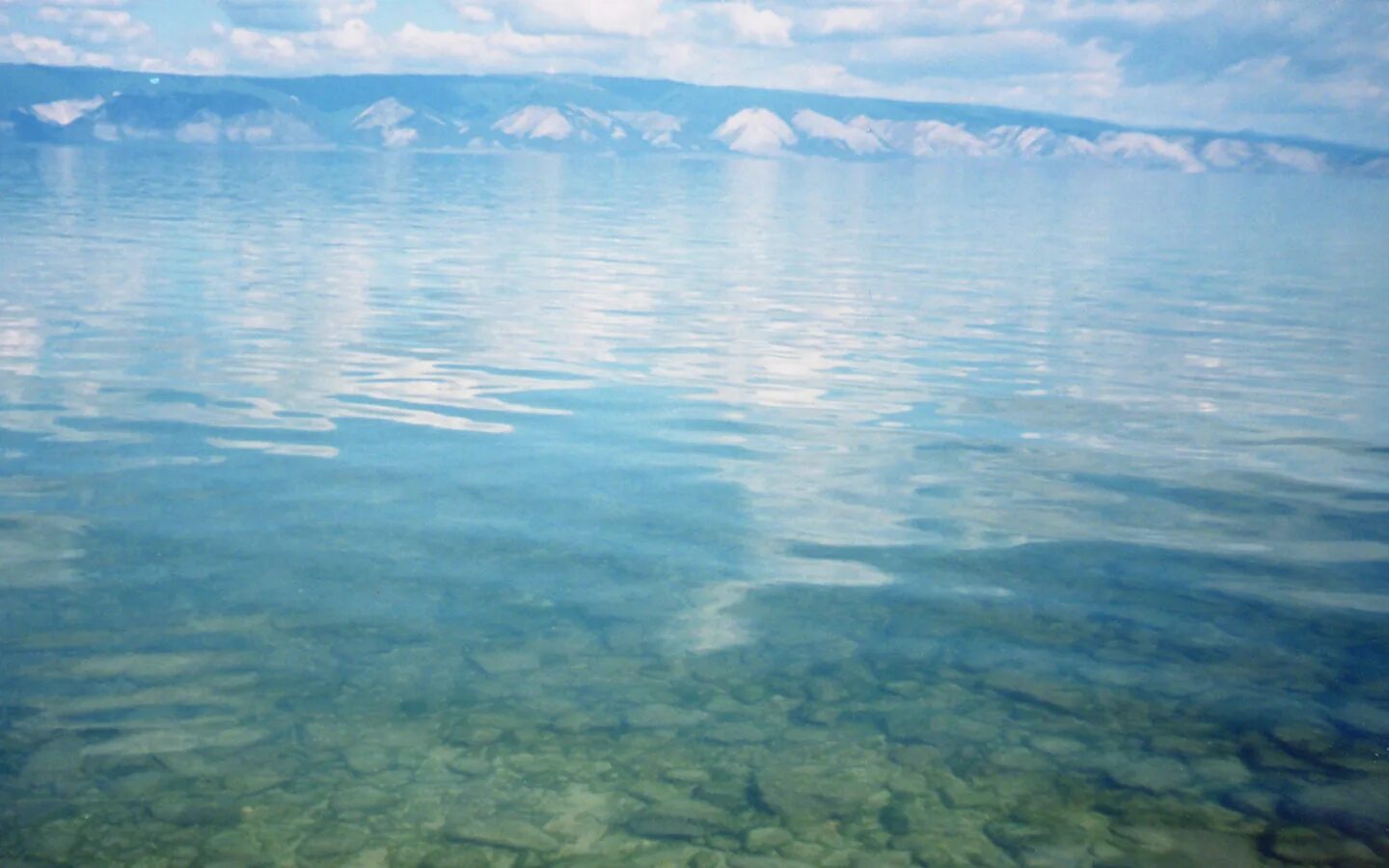 Озеро качество воды. Дно озера Байкал. Озеро Байкал дно озера. Прозрачное озеро Байкал. Озеро Байкал под водой.