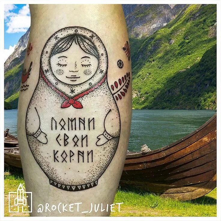 Тату помни свои корни. Тату матрешка эскизы. тату матрешка злая. тату матрешка мужская. тату матрешка с коловратом.