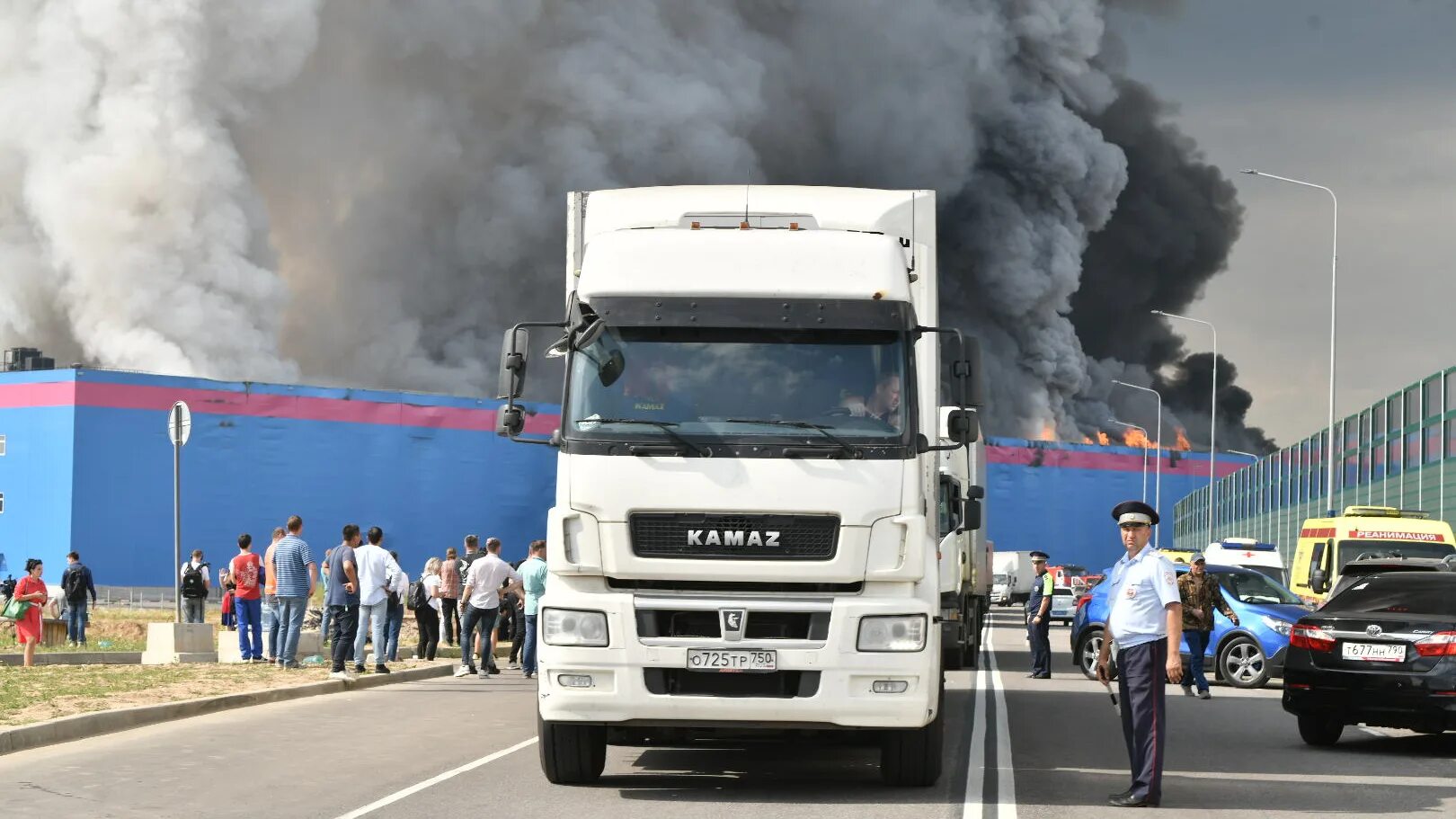 Склад Озон новая Рига пожар. Красивый пожар. Пожар на Новорижском шоссе сейчас. Пожар на Озоне 3 августа 2022.