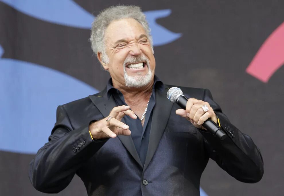 Ивен джонс 2021. Tom johns. Tom jones singer. Том джонс молодой. Tom jones – the world of tom jones (2020).